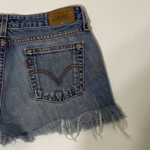 Levi's 545 Medium Wash Frayed Hem Jean Shorts Size 6 - Picture 4 of 7